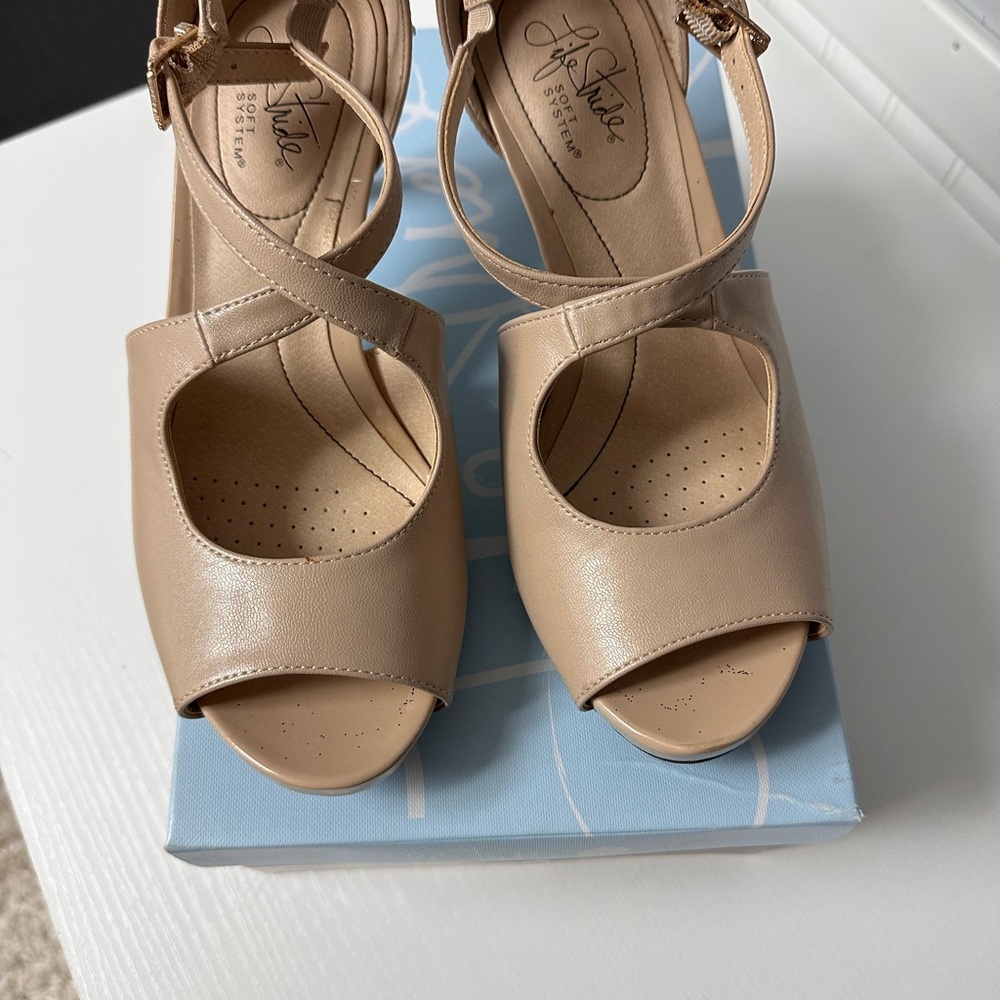 Life Stride Beige Peep-Toe Heels